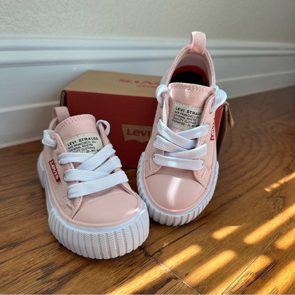 Anika C CVS, Rose Pink toddler Levi’s sneaker size 7